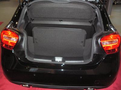 A-Klasse mit hochgestellter Klappe, die sich vor die Heckklappe wie ein Schutzschild stellt.