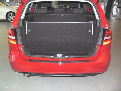 Mit hochgeklapptem Stoßstangenschutz bekommen Sie eine wasserdichte Wanne, die vor der  Heckklappe Ihrer  B-Klasse wie ein Schutzschild steht und sie vor Verschmutzung und Beschädigung schützt, falls ungesicherte Gegenstände entgegengeschleudert werden.