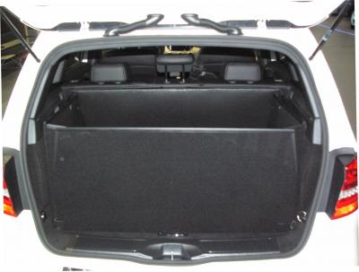 Mit hochgeklapptem Stoßstangenschutz bekommen Sie eine wasserdichte Wanne, die vor der  Heckklappe Ihrer B-Klasse wie ein Schutzschild steht und sie vor Verschmutzung und Beschädigung schützt, falls ungesicherte Gegenstände entgegengeschleudert werden.