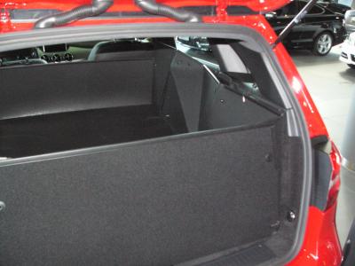 Beim Modell L11 klappen Sie die Rücksitze Ihrer B-Klasse um und entfalten Sie einfach den Kofferraumschutz bis zum Fahrersitz. Sie können jetzt lange, schwere, sperrige, spitze, schmutzige Gegenstände transportieren.