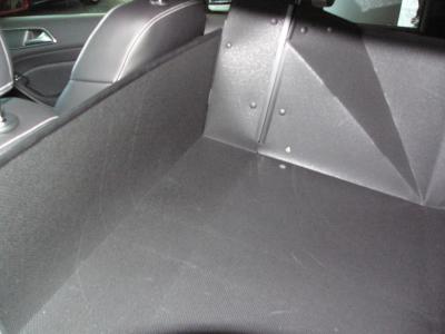 Beim Modell L11 klappen Sie die Rücksitze Ihrer B-Klasse um und entfalten Sie einfach den Kofferraumschutz bis zum Fahrersitz. Sie können jetzt lange, schwere, sperrige, spitze, schmutzige Gegenstände transportieren.