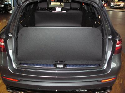 Kofferraumwanne GLB, Kofferraumboden hoch, Rücksitze vorgeschoben, Abdeckrollo draußen. Variante L11 2in1