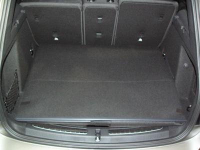 Den Kofferraumschutz L11 legen Sie in den Kofferraum ein, Ihnen steht eine strapazierfähige Bodenmatte zur Verfügung