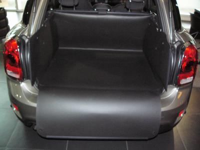 Oberteil um die Hälfte zurück und die Seitenwände hochklappen. Sie haben einen stabilen Kofferraumschutz mit Stoßstangenschutz