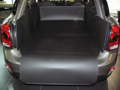 Klappen Sie die Rücksitze um und entfalten Sie den inhaenger bis zum Fahrersitz, lassen Sie die 4.Wand über die Stoßstange herunter