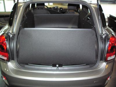 Klappen Sie den Stoßstangenschutz hoch, Sie bekommen einen Laderaumschutz vom Heck bis zum Fahrersitz