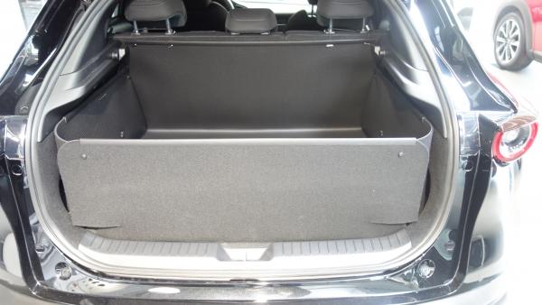 Stoßdämpferschutz hochgestellt entsteht eine geschlossene, wasserdichte Wanne, die den Mazda CX-30 /smart cargo zuverlässig schützt, die Rückenlehnen bis zur Oberkante.