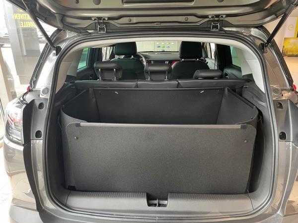 Stoßstangenschutz hochgeklappt entsteht eine hohe, wasserdichte Kofferraumwanne für den Opel Crossland X