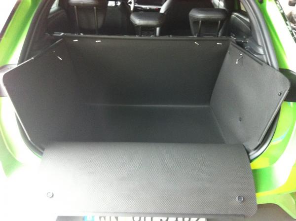 Setzen Sie unsere Kofferraumwanne in Ihren Opel Mokka E / Mokka B ein und Sie brauchen sich keine Gedanken mehr zu machen, egal was Sie transportieren wollen. Premium Kofferraumschutz