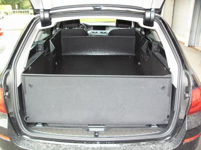 Nach dem sicheren Laden des Transportguts in den Laderaum Ihres BMW 3er Touring von der Heckklappe bis zum Fahrersitz, stellen Sie den Stoßstangenschutz hoch, lassen Sie die Magnete zuschnappen und Sie haben einen sicheren Transporter.