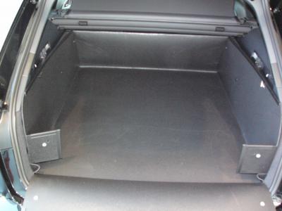 Aus einer Kofferrumbodenmatte für Audi A6 Avant können Sie blitzschnell Ihren stabilen Kofferraumschutz entfalten, der Ihnen zum Transport  Ihres triefenden Hundes oder schwerer,  schmutziger Gegenstände bereit steht. Keine Kratzer, kein Schmutz!