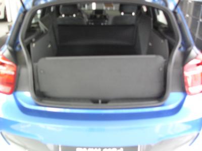 Mit hochgeklapptem Stoßstangenschutz bekommen Sie eine wasserdichte Wanne, die vor der  Heckklappe Ihrer  A-Klasse wie ein Schutzschild steht und sie vor Verschmutzung und Beschädigung schützt, falls ungesicherte Gegenstände entgegengeschleudert werden.