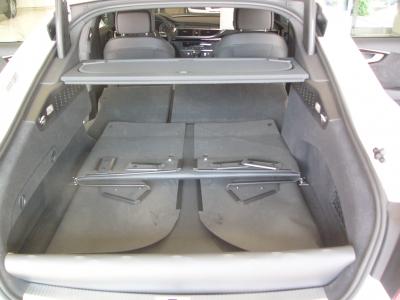 Beim Modell L11 klappen Sie die Rücksitze Ihres Audi A7 um und entfalten Sie einfach den Kofferraumschutz in der 2.Gebrauchsstellung bis zum Fahrersitz.