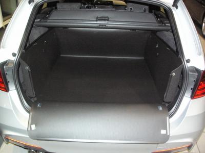 Die Rücksitze Ihres BMW 3er Touring bleiben aufrecht, Ihr Kofferraumschutz L11 wurde in der ersten Gebrauchsstellung aufgestellt und ist in dieser Stellung identisch mit dem Modell M00, Sie können Ihren Hund und Ihre Fahrgäste mitnehmen.