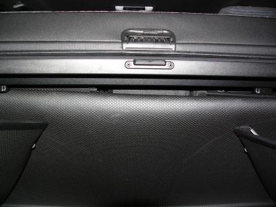 Die Rücksitze Ihres BMW 3er Touring bleiben aufrecht, Ihr Kofferraumschutz L11 wurde in der ersten Gebrauchsstellung aufgestellt und ist in dieser Stellung identisch mit dem Modell M00, Sie können Ihren Hund und Ihre Fahrgäste mitnehmen.