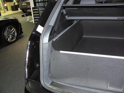 Mit hochgeklapptem Stoßstangenschutz bekommen Sie eine wasserdichte Wanne, der vor der  Heckklappe Ihres  Audi Q7 wie ein Schild steht und sie vor Verschmutzung und Beschädigung schützt, falls ungesicherte Gegenstände entgegengeschleudert werden.