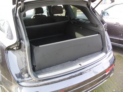 Mit hochgeklapptem Stoßstangenschutz bekommen Sie eine wasserdichte Wanne, der vor der  Heckklappe Ihres  Audi Q7 wie ein Schild steht und sie vor Verschmutzung und Beschädigung schützt, falls ungesicherte Gegenstände entgegengeschleudert werden.