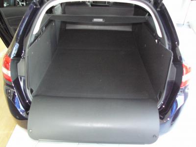 Beim Modell L11 klappen Sie die Rücksitze Ihres BMW i3 um und entfalten Sie einfach den Kofferraumschutz in der 2.Gebrauchsstellung bis zum Fahrersitz. Sie können jetzt lange, schwere, sperrige, spitze, schmutzige Gegenstände transportieren.