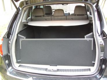 Kofferraumwanne Porsche Cayenne mit hochgestelltem Stoßstangenschutz ist ein geschlossener, stabiler, wasserdichter Schutz gegen Beschädigung, Schmutz und Nässe, nicht nur für den Hund. 100% Verlass!