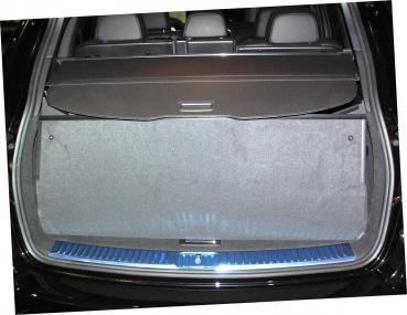 Ziehen Sie auch das Abdeckrollo zu und Sie haben eine wasserdichte, hohe Kofferraumwanne, die vollständig verschlossen ist für Ihren Porsche Cayenne.