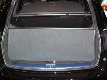 Der Stoßstangenschutz hochgeklappt schützt die Heckklappe von Porsche Cayenne vor Schmutz und Beschädigung.