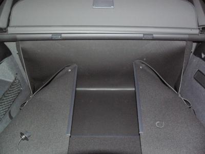 Aus einer Bodenmatte wird blitzschnell ein formstabiler Kofferraumschutz für Porsche Cayenne.