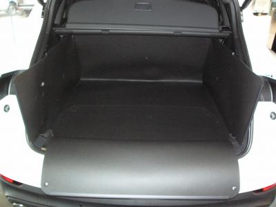 Der formstabile Kofferraumschutz schützt rundum den Kofferraum von Porsche Cayenne, einschließlich der Stoßstange