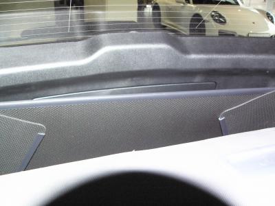 Der Kofferraumschutz schützt hochgeklappt die Heckklappe  von Porsche Cayenne