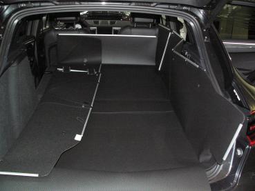 Beim Modell L11 klappen Sie die Rücksitze Ihres Porsche Macant um und entfalten Sie einfach den Kofferraumschutz bis zum Fahrersitz. Sie können jetzt lange, schwere, sperrige, spitze, schmutzige Gegenstände transportieren.