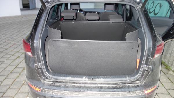 Der Stoßstangenschutz von Seat Ateca hochgeklappt entsteht eine wasserdichte Wanne, die auch die Heckklappe von innen verlässlich schützt.