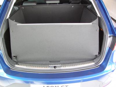 Den inhaenger Seat Leon ST in den Kofferraum einlegen, Seiten hochklappen