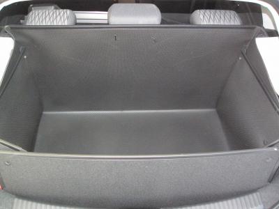 (Platzhalter-Bild) Der hochgeklappte Stoßstangenschutz schützt die Heckklappe von Seat Leon während der Fahrt vor Verschmutzung und Beschädigung wie ein Schutzschild, falls ungesicherte Gegenstände im Kofferraum  gegen die Heckklappe geschleudert werden.