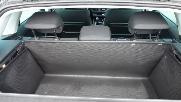 Rundumschutz Ihres Skoda Kamiq hoch bis zur Oberkante der Rückenlehne, eine saubere Sache.