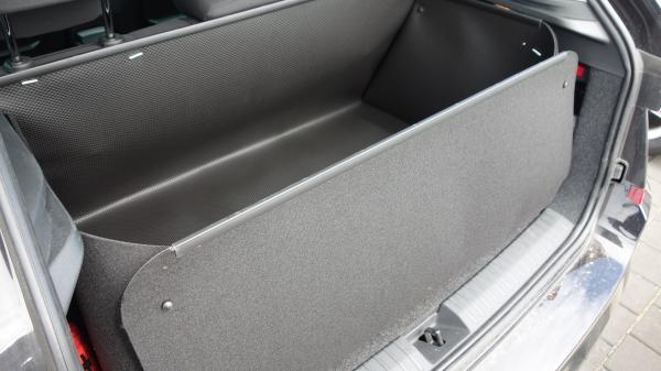 Stellen Sie den Stoßstangenschutz hoch und Sie haben einen excellenten Schutz für die Heckklappe Ihres Skoda Kamiq von innen