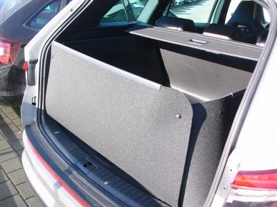 Der hochgeklappte Stoßstangenschutz schützt die Heckklappe von Skoda Kodiaq 7sitzer während der Fahrt vor Verschmutzung und Beschädigung.