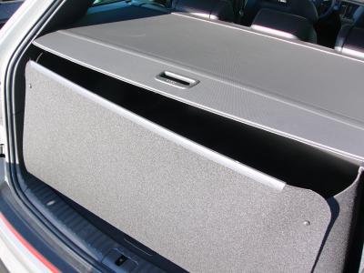 Mit hochgeklapptem Stoßstangenschutz bekommen Sie eine wasserdichte Wanne, der vor der  Heckklappe Ihres  Skoda Kodiaq 7sitzers wie ein Schild steht und sie vor Verschmutzung und Beschädigung schützt, falls ungesicherte Gegenstände entgegengeschleudert we