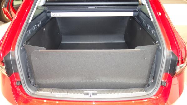 Mit hochgeklapptem Stoßstangenschutz bekommen Sie eine wasserdichte Wanne, der vor der  Heckklappe Ihres  Skoda Superb Combi wie ein Schutzschild steht und sie vor Verschmutzung und Beschädigung schützt, falls ungesicherte Gegenstände entgegengeschleudert