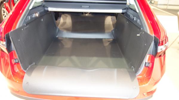 Der Kofferraum von Skoda Superb Combi wird rundum geschützt und die umgeklappten Rückenlehnen.