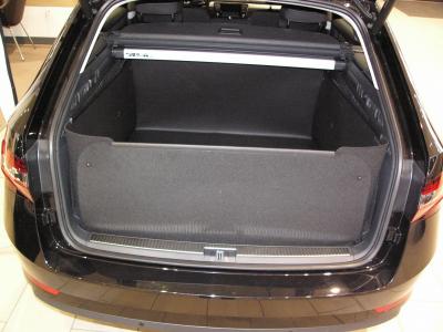 Mit hochgeklapptem Stoßstangenschutz bekommen Sie eine wasserdichte Wanne, der vor der  Heckklappe Ihres  Skoda Superb Combi wie ein Schutzschild steht und sie vor Verschmutzung und Beschädigung schützt, falls ungesicherte Gegenstände entgegengeschleudert