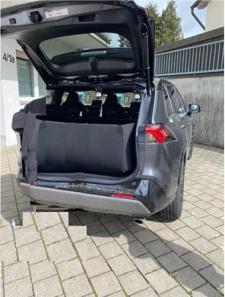 Wird der Stoßdämpferschutz hochgeklappt und Magnete zum Zuschnappen gebracht, es entsteht eine hohe, wasserdichte Kofferraumwanne für den RAV4 / RAV4 Hybrid