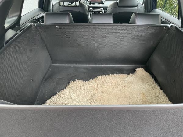 Der Kofferraumschutz für Toyota RAV4 / Hybrid wird innerhalb von Sekunden zu einem wasserdichten Kofferraumschutz, der 100%igen Schutz gewährleistet, einschl. der Stoßstange