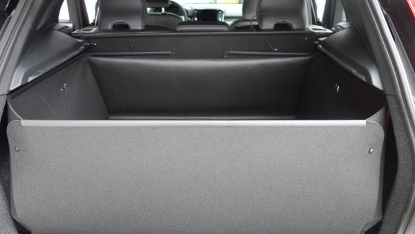 Stoßdämpferschutz hochgeklappt, Magnete zugeschnappt  entsteht eine hohe rundum geschlossene Kofferraumwanne, die die Heckklappe von innen fensterhoch schützt. Eine saubere Sache!