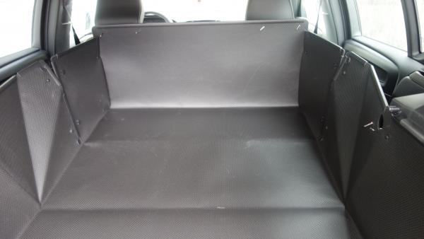 Sekundenschnell entfalten Sie den Kofferraumschutz aus der 1. Position zur 2.Position und Sie haben eine große un d hohe Kofferraumwanne von der Heckklappe bis zum Fahrer-/Beifahrersitz von Volvo XC40 Hybrid