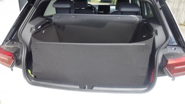 Mit dem hochgeklappten Stoßstangenschutz entsteht eine hohe 100% wasserdichte und unverwüstliche Kofferraumwanne. Ihr VW ID.3 ist jetzt für jeden Transport unschlagbar ausgerüstet.