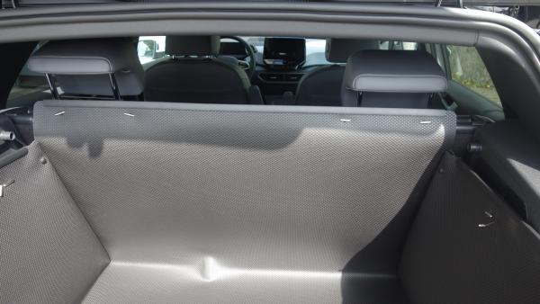 Auch die Rückenlehnen werden hoch bis zu den Kopfstützen geschützt, eine wirklich sauber Sache dieser stabile Kofferraumschutz -inhaenger-.