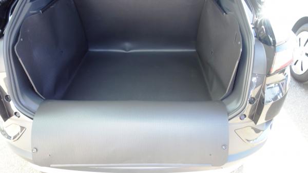 Sekundenschnell wird aus der Matte eine wasserdichte Wanne, die auch die Stoßstange von ID.4 schützt.