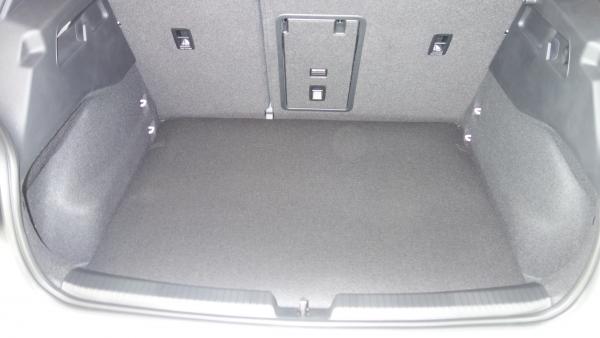 Eine Kofferraumwanne für VW ID.3 wartet als eine strapazierfähige Bodenmatte auf seine eigentliche Gebrauchsstellung