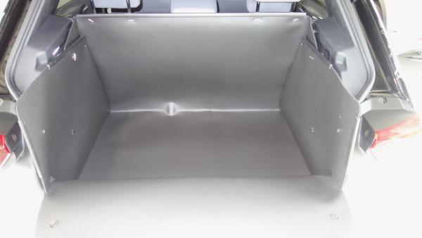 Sekundenschnell wurde aus der Kofferraummatte eine wasserdichte, 51 cm hohe Kofferraumwanne, die auch die Stoßstange von ID.3 beim Laden zuverlässig schützt.