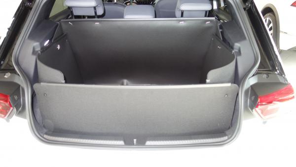 Der Kofferraumschutz für VW ID.3 wird innerhalb von Sekunden zu einer wasserdichten Kofferraumwanne, deren 4.Wand die Heckklappe von innen schützt. Eine saubere Sache!
