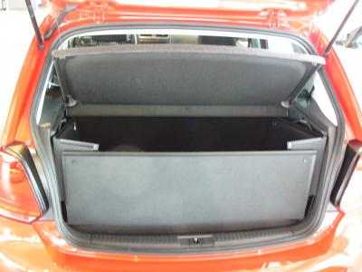 Der hochgeklappte Stoßstangenschutz schützt die Heckklappe von VW Polo während der Fahrt vor Verschmutzung und Beschädigung wie ein Schutzschild, falls ungesicherte Gegenstände im Kofferraum  gegen die Heckklappe geschleudert werden.